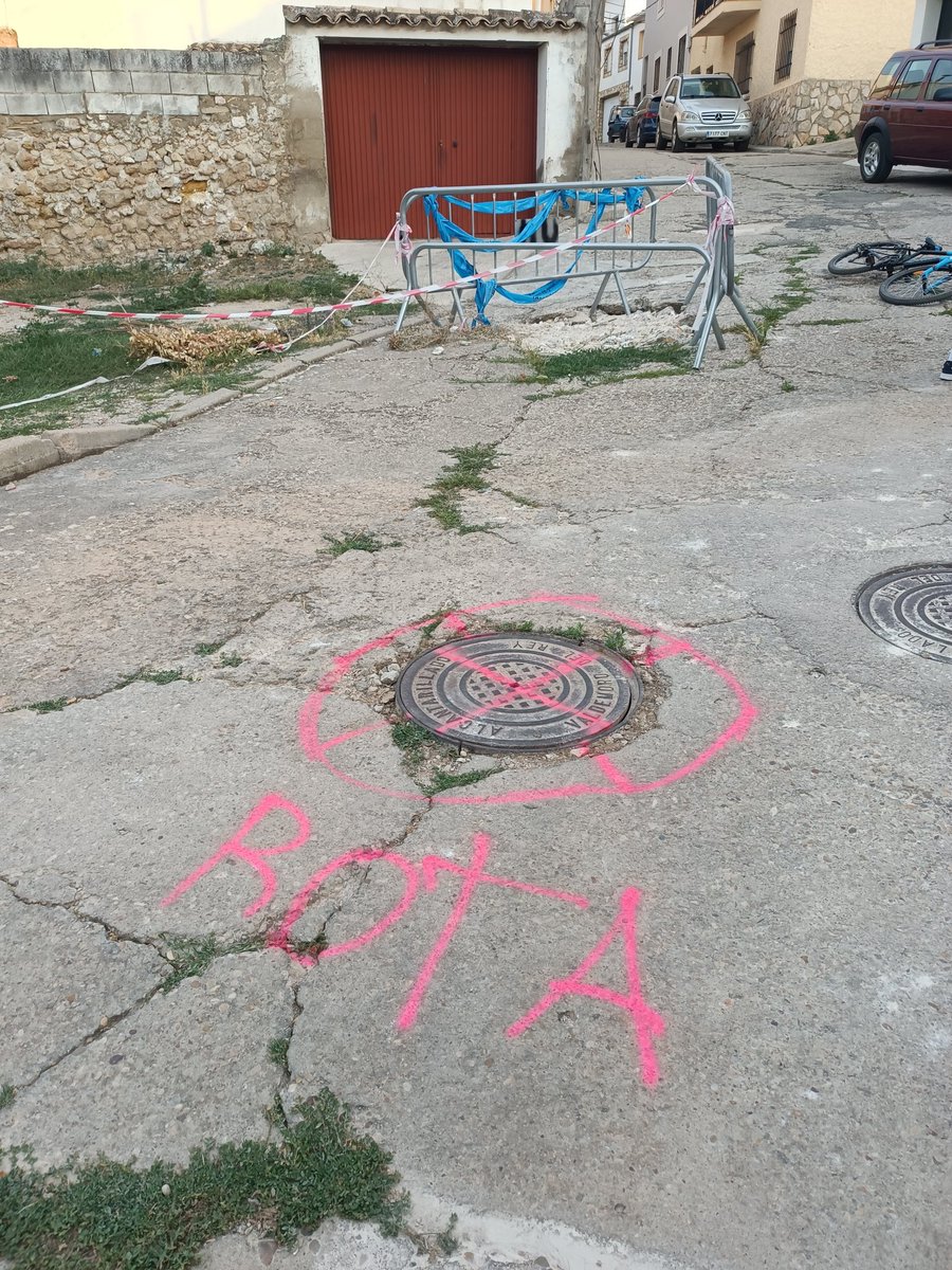 Adrin09338562's tweet photo. Hasta cuando vamos a tener en Valdemoro del Rey la calle así??A parte del peligro de la tapa de la alcantarilla,que se levanta al pisarla, con el peligro de que alguien o algún coche tenga un accidente. https://t.co/cZ7JS9aQdt