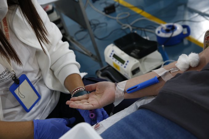GVAdonasang's tweet photo. ℹ️DONA SANG
1 de cada 10 persones ingressades en un hospital necessita sang.
👉 La teua donació fa possible el seu tractament.
#CompartixVida este estiu🩸 https://t.co/uEC42BYfBD