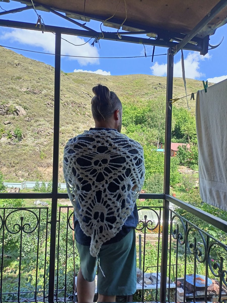 Дочь связала шаль с черепами. Теперь я дачная панк-бабка