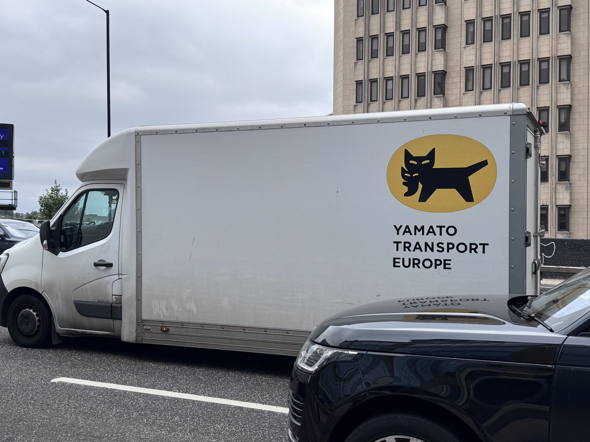VictoriaBadwolf's tweet image. Anyone Death Stranding fans? Here I found a sign of the logo this morning. It’s Yamato Transport! 🥰  

#DeathStranding #DeathStrading2  #yamatotransport #London