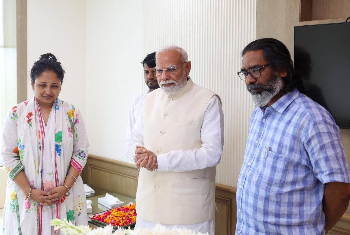 BJP (@bjp4india) on Twitter photo प्रधानमंत्री श्री <a href="/narendramodi/">Narendra Modi</a> ने झारखंड के पूर्व मुख्यमंत्री शिबू सोरेन जी को भावभीनी श्रद्धांजलि अर्पित की और दुःख की इस घड़ी में उनके परिजनों से मिलकर अपनी संवेदनाएं व्यक्त की। प्रधानमंत्री श्री <a href="/narendramodi/">Narendra Modi</a> ने झारखंड के पूर्व मुख्यमंत्री शिबू सोरेन जी को भावभीनी श्रद्धांजलि अर्पित की और दुःख की इस घड़ी में उनके परिजनों से मिलकर अपनी संवेदनाएं व्यक्त की।