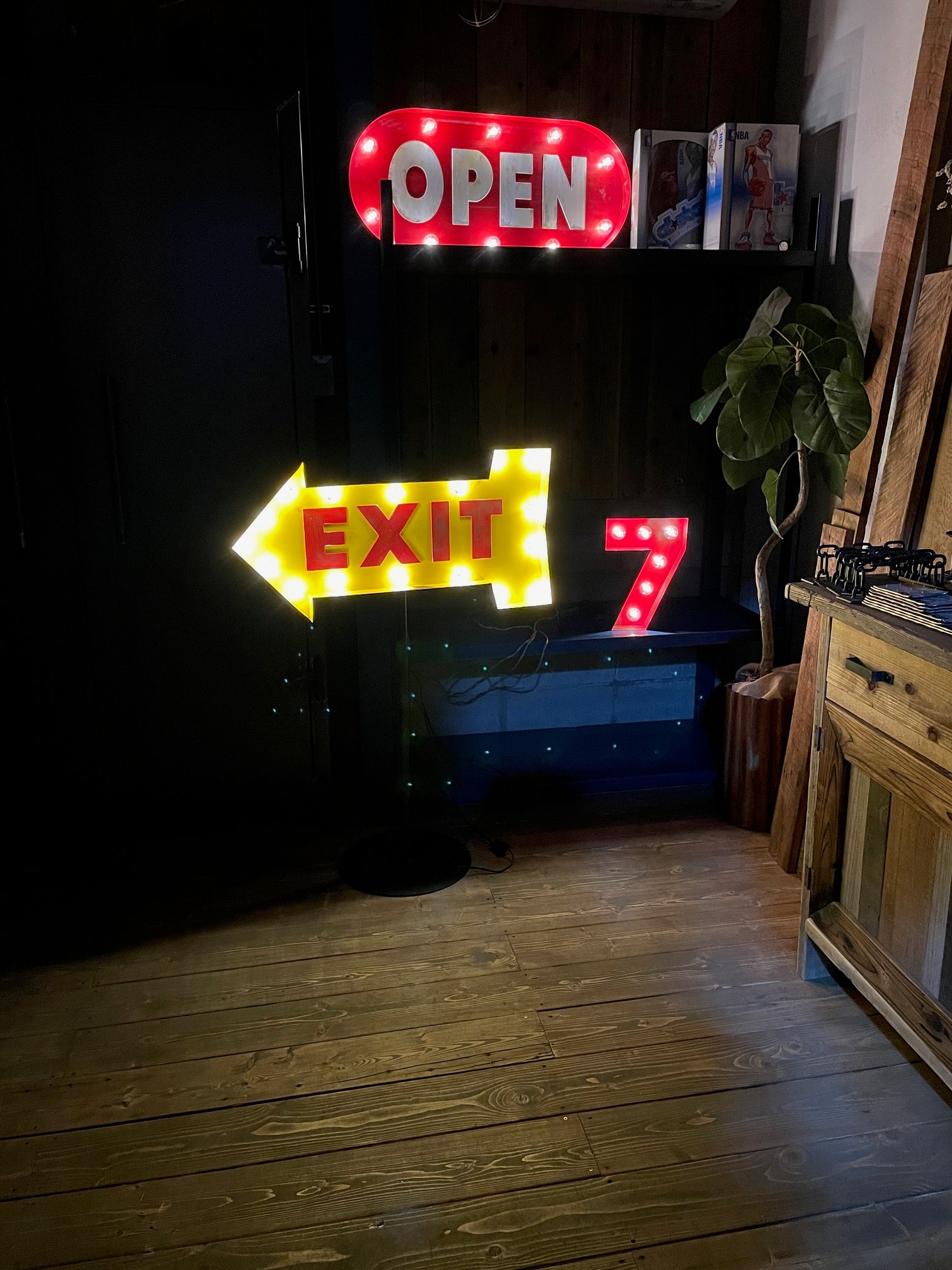 ポップな看板 - Search / X