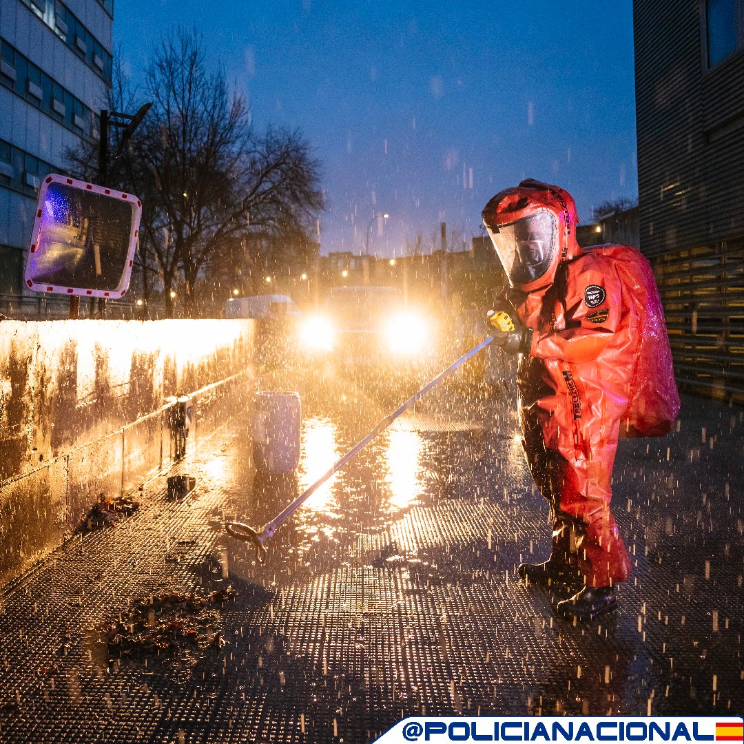policia's tweet image. En el silencio de la #noche... 🌃🌑
👉Pocos enfrentan lo que otros evitan
👉Pocos acuden al lugar del que todos huyen
Nosotros 👮♀️👮♂️formamos parte de esos pocos
No es valentía, es #compromiso
#BuenasNoches