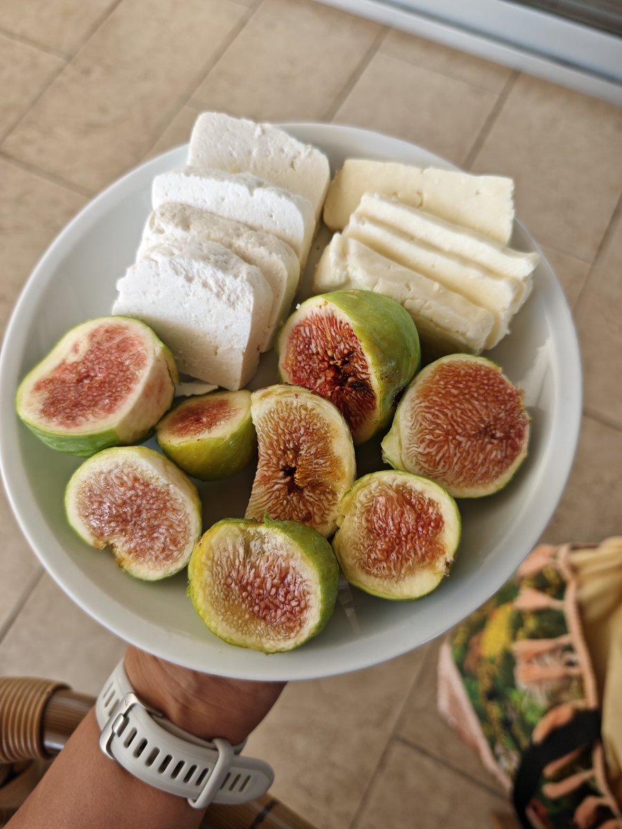 NektariaVK's tweet image. Καλά και τα τυριά των Γάλλων δε λέω, αλλά τέτοιο pairing με τα σύκα πουθενά αλλού 🇨🇾 #χαλούμι #αναρή #Ακάμας