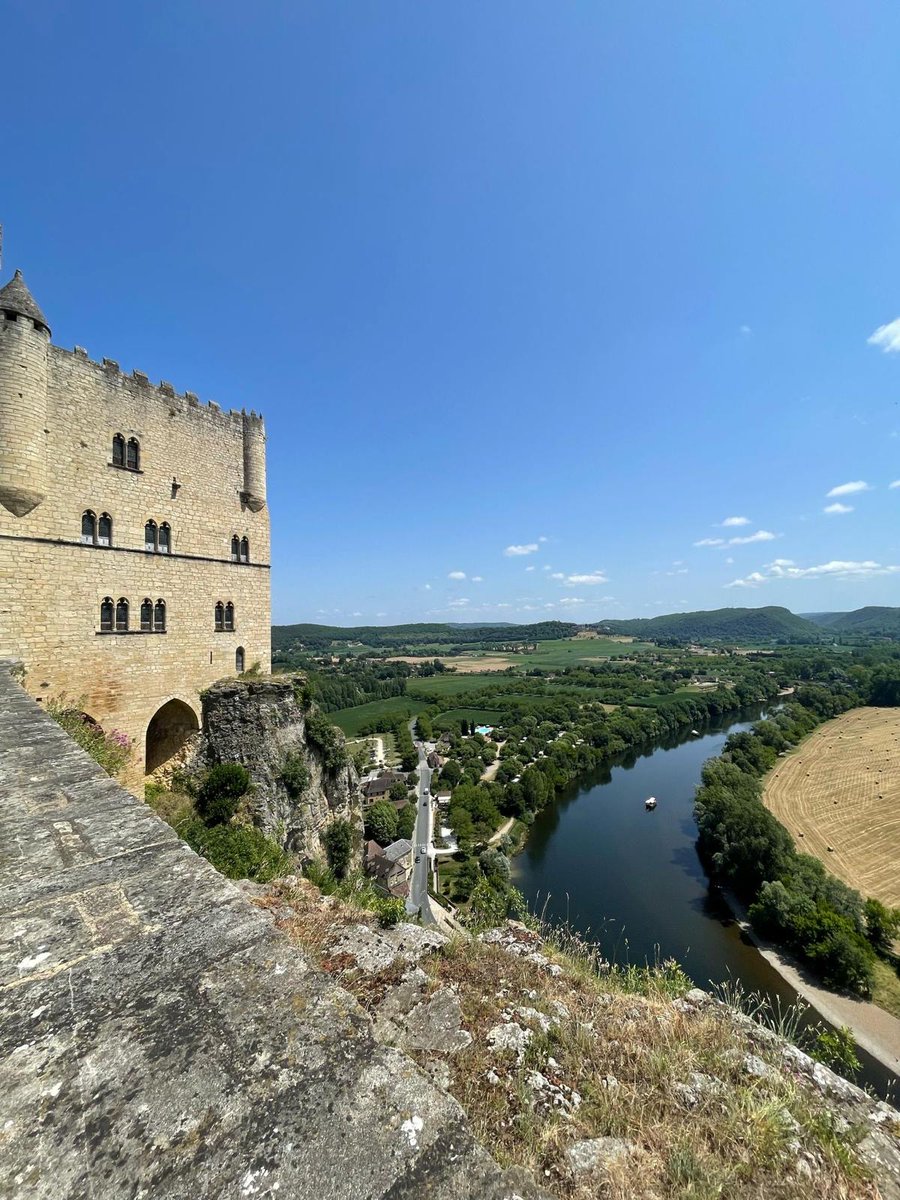 🏰 Le Château de Beynac, forteresse sur sa falaise, veille toujours sur le destin du Périgord.
Aujourd’hui en lumière, hier sous la plume de Jules de Verneilh, dans un Périgord brumeux et romantique.