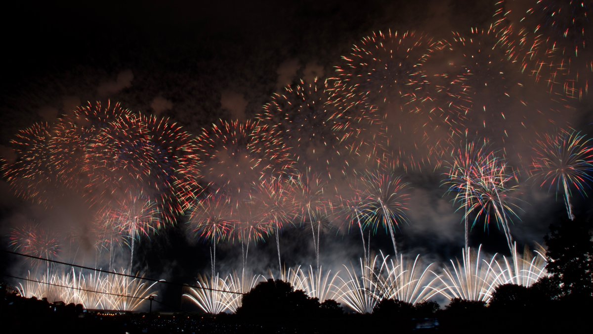 Yunta1970's tweet photo. 行ってきました、初・長岡花火大会🎇 まずは'25/8/2(Sat)、信濃川河川敷の無料観覧席から見た大型花火🎆 https://t.co/PxyJMthSkr