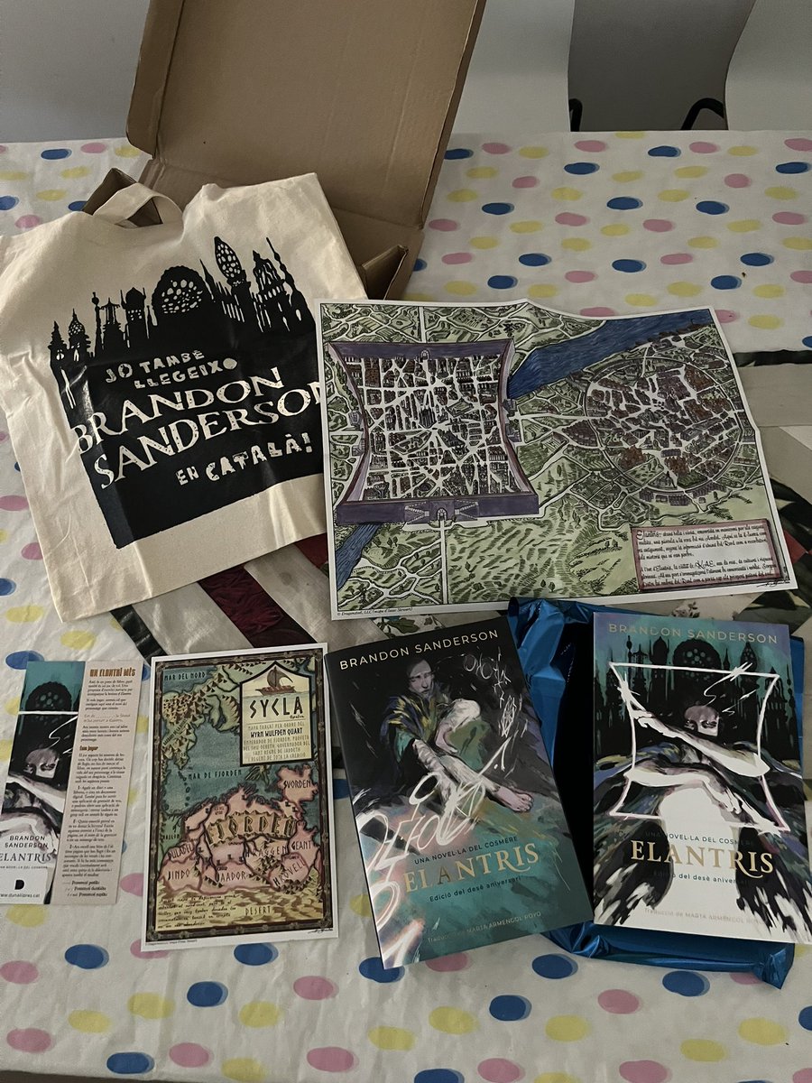 Camel3XL (@camel3xl) on Twitter photo Per fi m’ha arribat la caixa més esperada de l’estiu!! “Elantris”, de <a href="/DunaLlibres/">Duna Llibres</a>, traduït per la fantàstica <a href="/cinexina/">Marta Armengol Royo</a>!😍😍
Les portades de <a href="/Nix98ConBotas/">Natalia Velarde</a> són una meravella! 🤩 Per fi m’ha arribat la caixa més esperada de l’estiu!! “Elantris”, de <a href="/DunaLlibres/">Duna Llibres</a>, traduït per la fantàstica <a href="/cinexina/">Marta Armengol Royo</a>!😍😍
Les portades de <a href="/Nix98ConBotas/">Natalia Velarde</a> són una meravella! 🤩