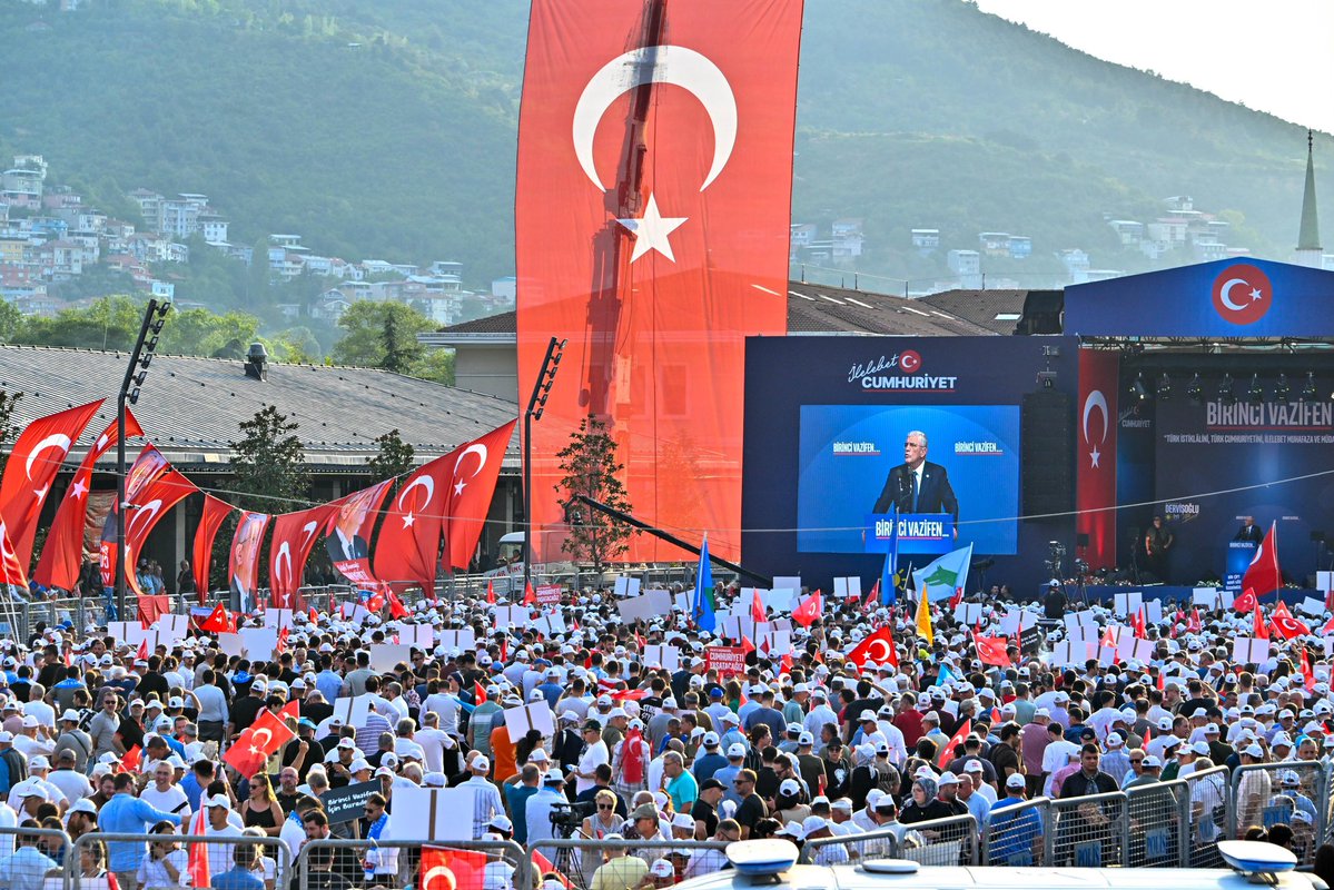 “İstiklal ve Hürriyet” diye haykıran,
Cumhuriyetine ve millî kimliğine sahip çıkan,
Dosta güven, düşmana korku salan aziz milletimize,
Onur konuğumuz Şehit Aileleri ve Gazi’lerimize şükranlarımı sunuyorum.

Osmangazi Meydanı’nı, “Birinci Vazifem” diyerek alanı dolduran “Çılgın