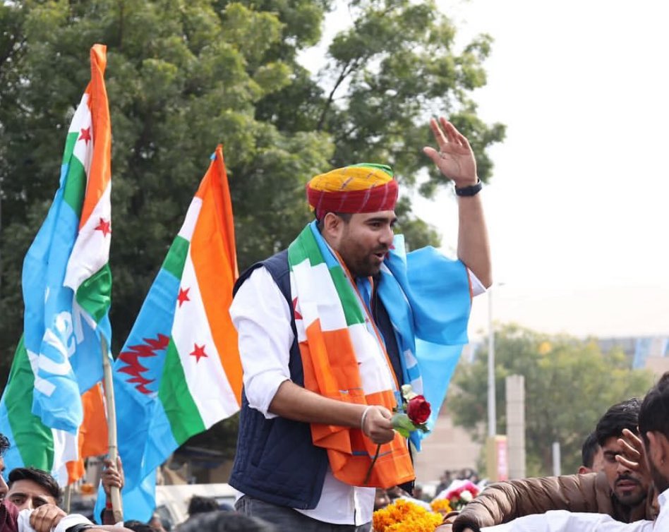 HemRaj Bhati(दूदू) (@hemrajbhati47) on Twitter photo कितनी बार रोकोगे?
कब तक दबाओगे?
विनोद जाखड़ के नेतृत्व में छात्र अब निर्णायक मोड़ पर हैं।
#NSUI_मांगे_छात्रसंघ_चुनाव
<a href="/VinodJakharIN/">VINOD JAKHAR</a> ✊🏻💫
#vinodjakhar कितनी बार रोकोगे?
कब तक दबाओगे?
विनोद जाखड़ के नेतृत्व में छात्र अब निर्णायक मोड़ पर हैं।
#NSUI_मांगे_छात्रसंघ_चुनाव
<a href="/VinodJakharIN/">VINOD JAKHAR</a> ✊🏻💫
#vinodjakhar