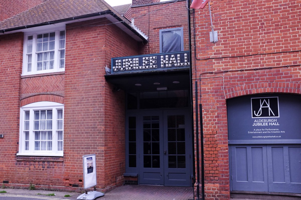 A step through time…
🚪
The doors of Aldeburgh’s Jubilee Hall, captured 10 years apart and still opening to something special.
🎼🎭🎷🎸🎻🪈🎤
aldeburghjubileehall.co.uk/whats-on/