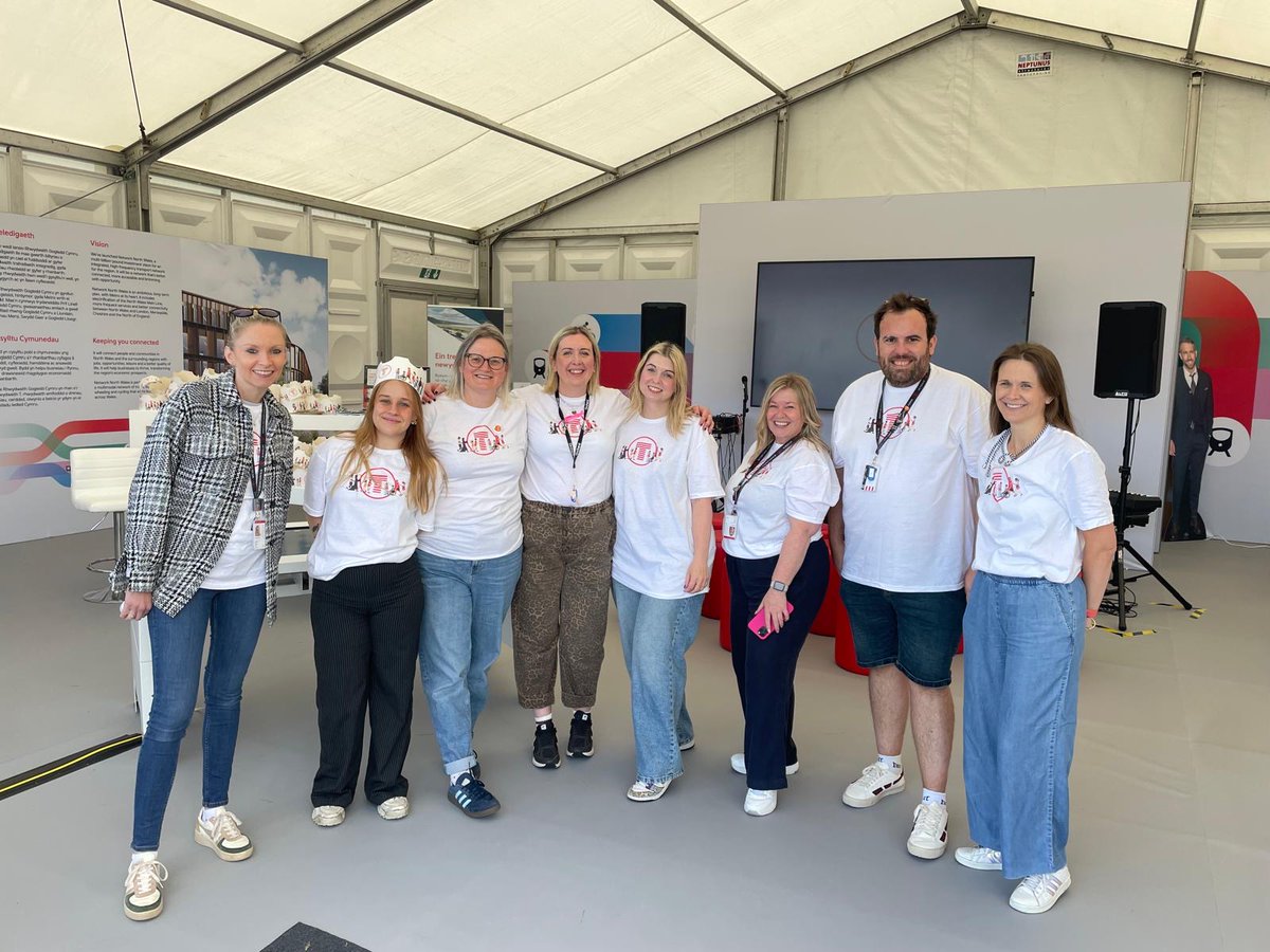Trafnidiaeth Cymru / Transport for Wales (@transport_wales) on Twitter photo 👋Pop over to our stand at the <a href="/eisteddfod/">eisteddfod</a>
Tomorrow we will have:
💬A panel discussion with <a href="/WeAreCyclingUK/">Cycling UK</a> between 2-3pm
🎵Performance by Al Lewis at 3pm
Also a chance for you to visit the <a href="/TrawsCymru_/">TrawsCymru</a> electric bus and have a 'VR' experience with <a href="/NetworkRailWAL/">Wales & Borders // Cymru a'r Gororau</a>
See you there 👋Pop over to our stand at the <a href="/eisteddfod/">eisteddfod</a>
Tomorrow we will have:
💬A panel discussion with <a href="/WeAreCyclingUK/">Cycling UK</a> between 2-3pm
🎵Performance by Al Lewis at 3pm
Also a chance for you to visit the <a href="/TrawsCymru_/">TrawsCymru</a> electric bus and have a 'VR' experience with <a href="/NetworkRailWAL/">Wales & Borders // Cymru a'r Gororau</a>
See you there
