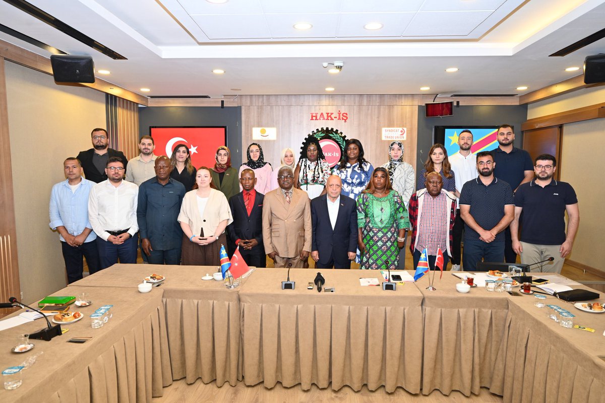 Arslan, UNTC Heyeti İle Biraraya Geldi

Genel Başkanımız Mahmut Arslan, 4 Ağustos 2025 tarihinde, Demokratik Kongo Tüm Devlet Şehir ve Topluluk İşçileri Ulusal Federasyonu  (UNTC) heyeti ile bir araya geldi.

hakis.org.tr/haberler.php?a…