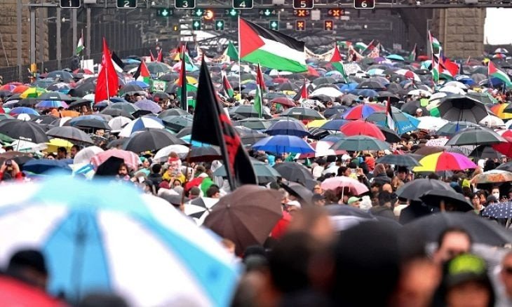 عشرات الآلاف يحتشدون في أستراليا نصرة لغزة.
وفي المقابل، عشرات الآلاف من العرب يطالبون واشنطن بتزويد إسرئيل بالأسلحة لقصف غزة.