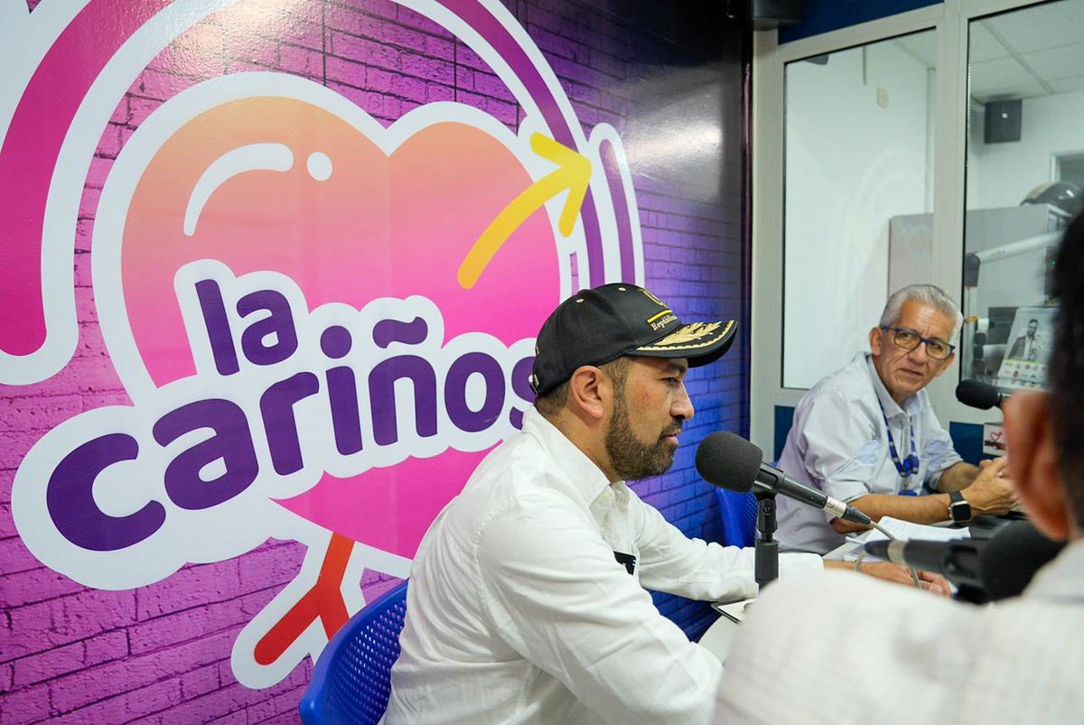 ADR_Colombia's tweet photo. Desde Bucaramanga, nuestro presidente de la Agencia de Desarrollo Rural, @CesarPachonAgro, sostiene encuentros con medios de comunicación para dar a conocer los avances en la construcción de una ruta técnica que fortalezca el sector cacaotero en Santander. 

En el marco de la Reforma Agraria, esta estrategia impulsa la asociatividad, el desarrollo agroindustrial y la apertura de nuevos mercados, buscando además exportadores que permitan llevar el cacao santandereano a nivel internacional.