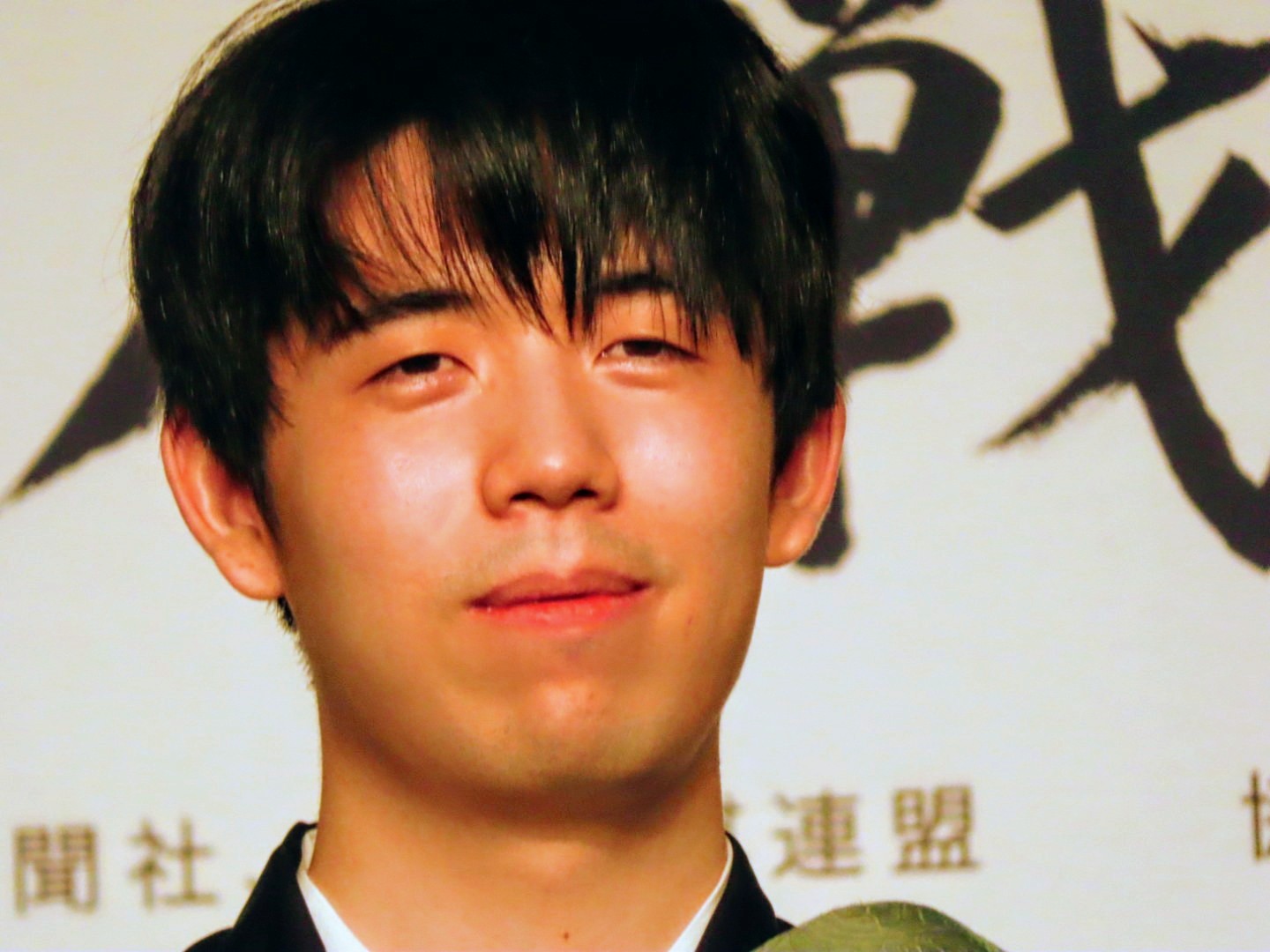 藤井聡太さん　音声メッセージ付フォトフレームクロック デジタル置時計 シルバー 藤井聡太さん音声入り デジタル時計付きフォトフレーム - メルカリ