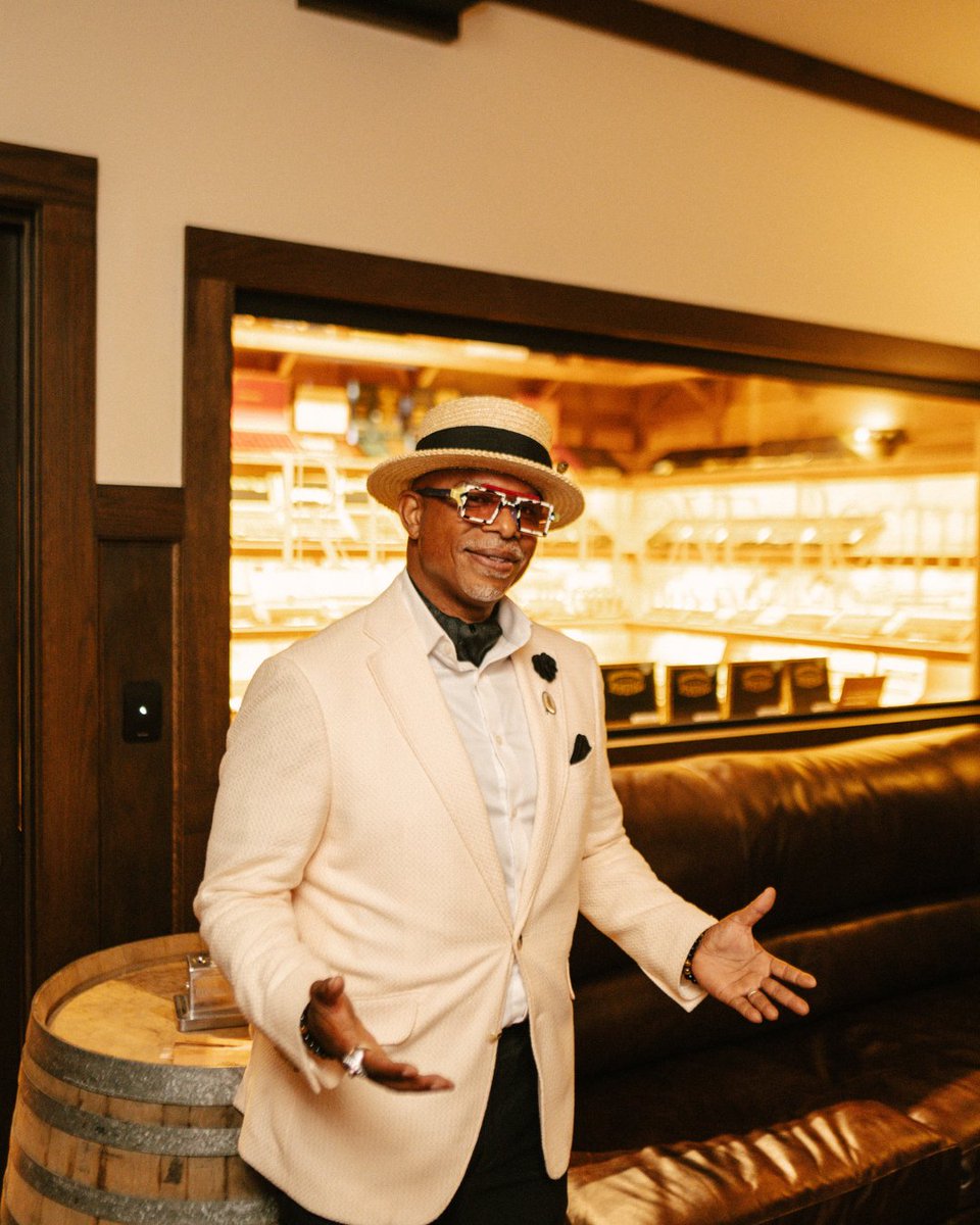 There’s a reason we ask you to dress the part. Every detail, from your first step inside to your last sip, is part of the ritual. Dress codes aren’t rules - they’re part of the Red Phone Booth experience.