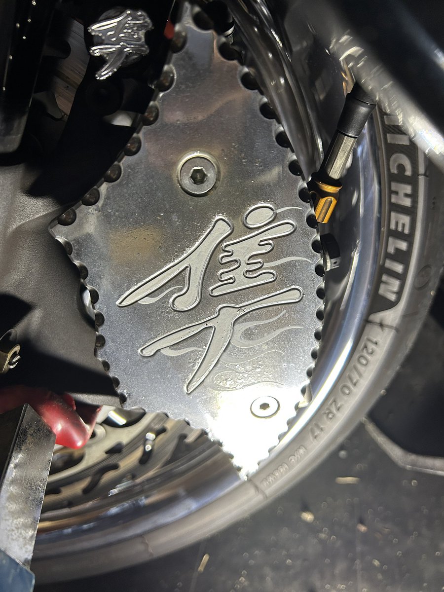 HAYATArrrrr's tweet photo. 磨き磨き磨き磨き磨き😇
いざ隼駅へ
#隼駅
#隼
#GSX1300 https://t.co/Qcs61J3JNW