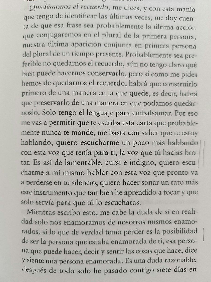 He empezado «Los días perfectos» y en tres páginas ya me tenía atrapada. 
Cristina Peri Rossi dice que los enamorados crean un lenguaje propio, que «dejar un amor es perder un dialecto».