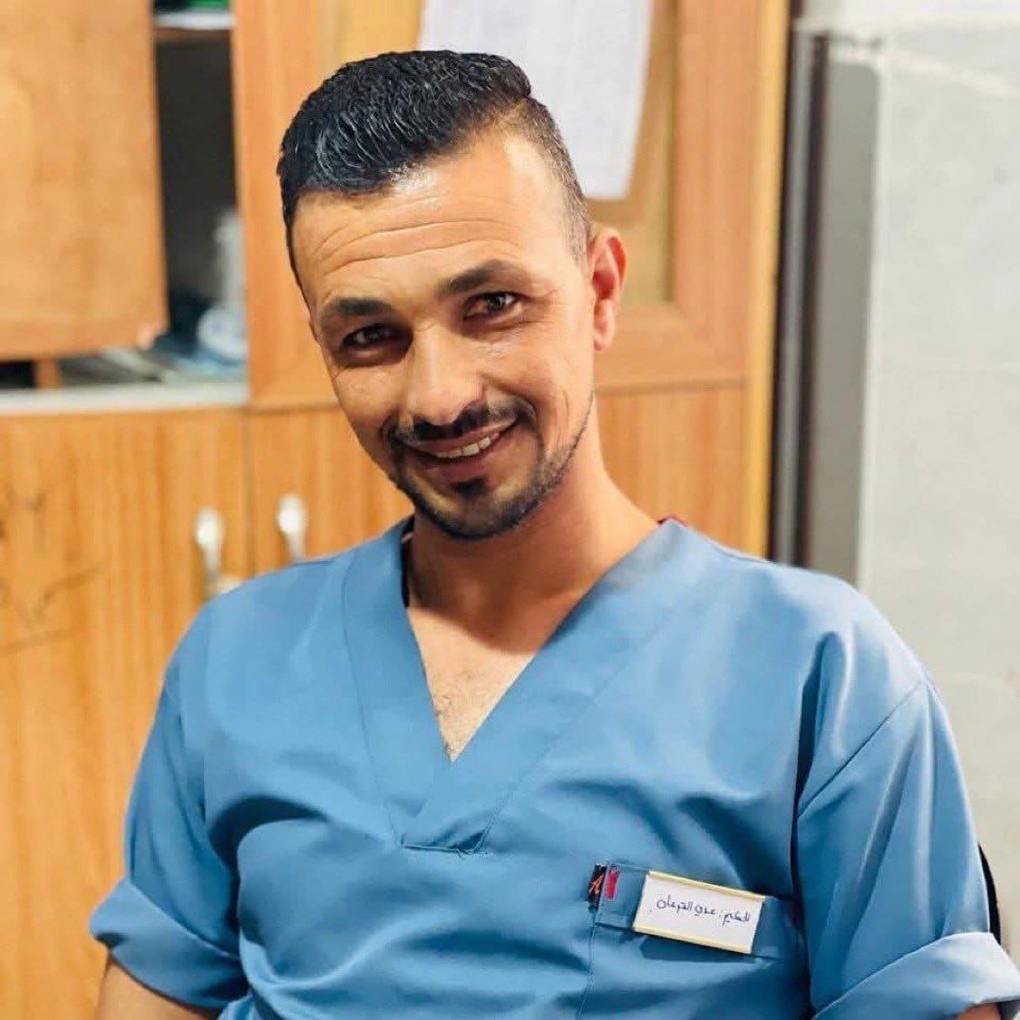 Oday, infirmier, tué aujourd'hui par une palette larguée par avion.

Il y a deux jours, il exprimait son indignation : "Ceci n'est pas de l'aide humanitaire. C'est de l'humiliation. Ceux qui arrivent à larguer par les airs, pourquoi ne venez-vous pas par la terre. Ceci est