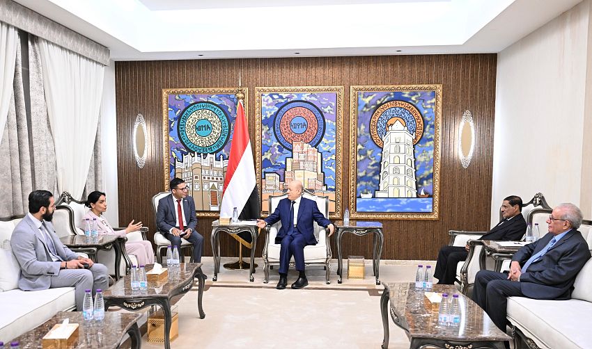 📸 || استقبل فخامة الرئيس الدكتور رشاد محمد العليمي، رئيس مجلس القيادة الرئاسي، ومعه عضو المجلس اللواء فرج البحسني،اليوم، سفيرة المملكة المتحدة، وبحث معها العلاقات الثنائية والتطورات المحلية، كما شدد على ضرورة مضاعفة الضغط على المليشيات الحوثية الإرهابية وداعميها، مؤكداً التمسك