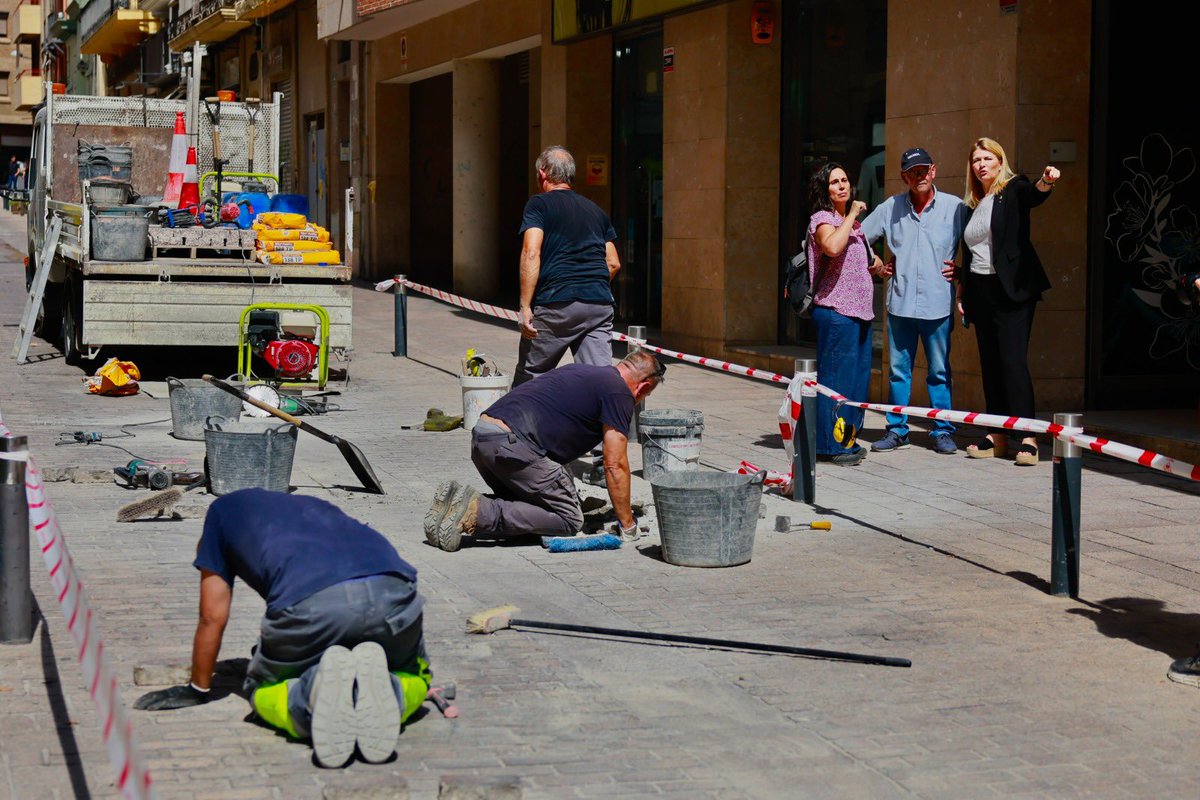 🔧 En marxa les obres de millora al carrer Democràcia!

👉 Renovem la base sota les llambordes per evitar nous esfondraments.

🕑 Amb morter d’enduriment ràpid: mínimes molèsties, màxima eficiència.

✅ Compromís amb el manteniment i el benestar de Lleida.