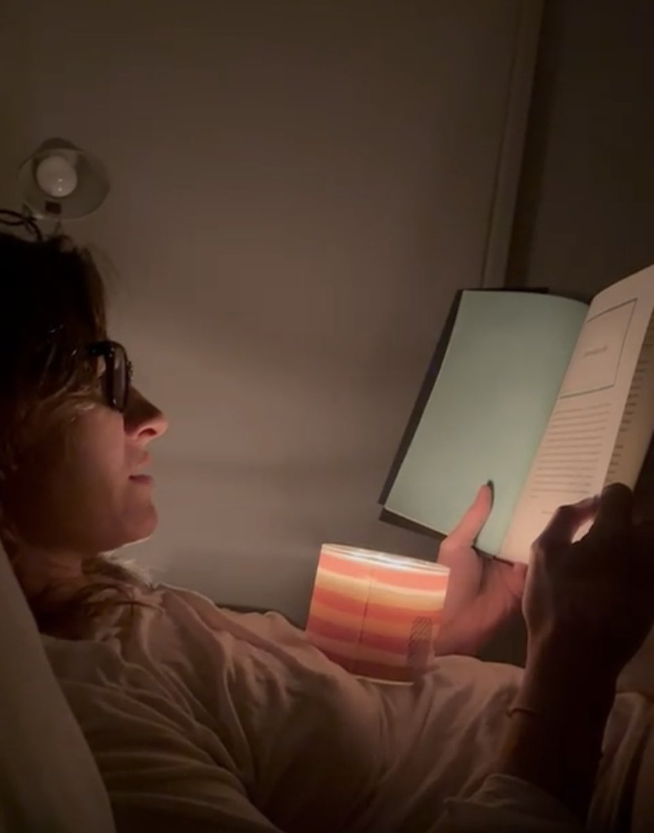 Maria Jose Castaño (@maria_mimia) on Twitter photo "Es un consuelo maravilloso sentarse solo bajo una lámpara, un libro extendido delante de ti, y comunicarse con alguien del pasado a quien nunca has conocido".
Yoshida Kenko "Es un consuelo maravilloso sentarse solo bajo una lámpara, un libro extendido delante de ti, y comunicarse con alguien del pasado a quien nunca has conocido".
Yoshida Kenko
