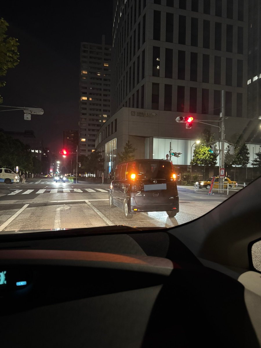右折レーンハザード停車ニキ
