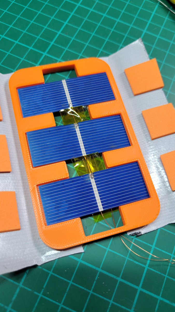 Tuvimos algún problema hasta que aprendimos a soldar las celdas, pero una vez aprendido salen como churros.

He hecho tres versiones, de las cuales las 2 mejores me dan 300mA a 0.9V. Me da que igual tenemos que poner una cuarta celda...