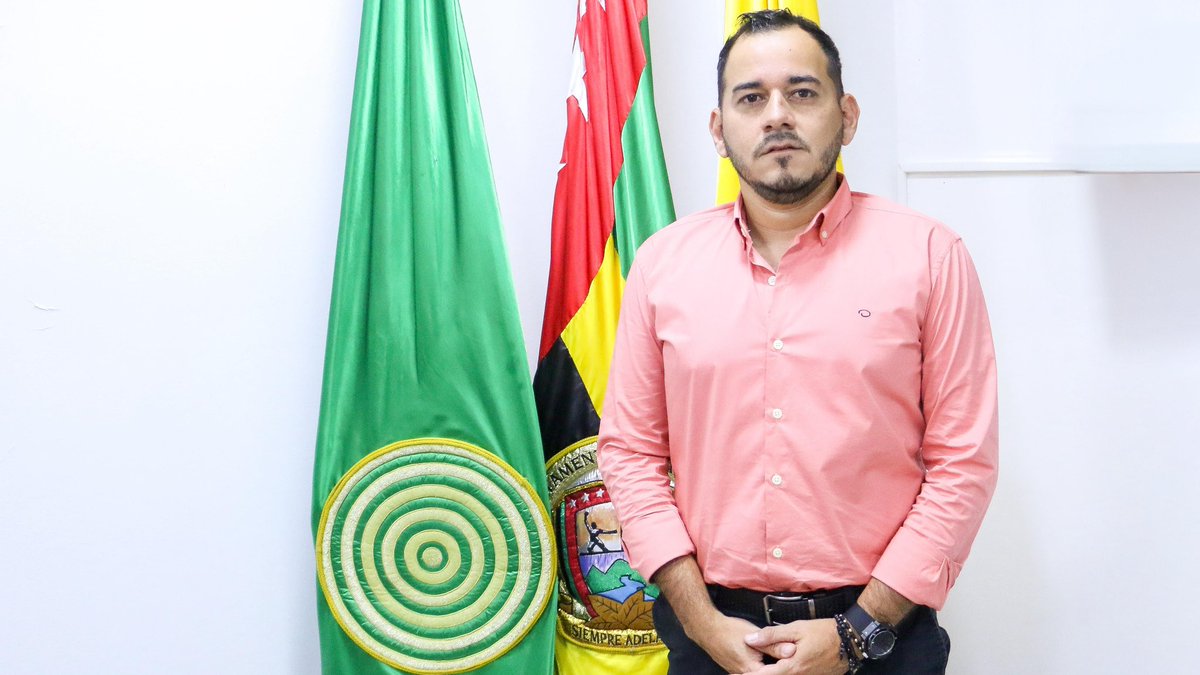 JoseFsanchezc's tweet image. ¡Nuevo Director! 

Jahir Andrés Castellanos Prada, a partir de hoy, asumirá las riendas de la Dirección de Tránsito y Transporte de Floridablanca (DTTF). Por el orden en la movilidad y seguridad vial de nuestro municipio.