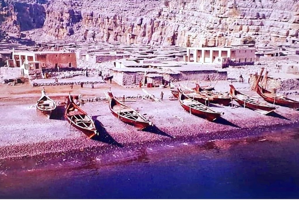 Omanmemoory's tweet image. صورة نادرة جداً لقرية #كمزار في محافظة #مسندم تعود لعام 1974م.

#سلطنة_عمان 
#الذاكرة_العُمانية