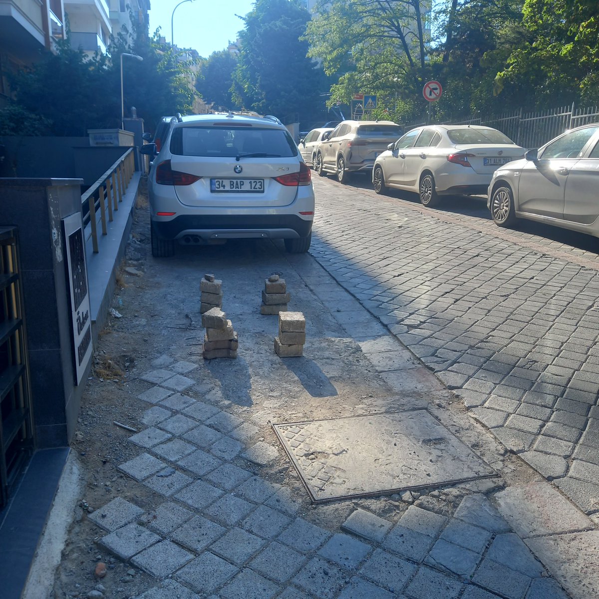 ali haluk imeryüz (@alihalukimeryuz) on Twitter photo Bir hafta geçti, "kontrol ettireceğiz" dışında bir sesiniz çıkmadı <a href="/kadikoybelediye/">Kadıköy Belediyesi</a> . Şimdilik ve geçici olarak taşları üst üste dizip engellemeye çalışıyoruz, sizin daha "kalıcı" bir girişiminiz olacak mı, yoksa hep oyalama, göz boyama fln devam mı? Sola park yasak bu arada! Bir hafta geçti, "kontrol ettireceğiz" dışında bir sesiniz çıkmadı <a href="/kadikoybelediye/">Kadıköy Belediyesi</a> . Şimdilik ve geçici olarak taşları üst üste dizip engellemeye çalışıyoruz, sizin daha "kalıcı" bir girişiminiz olacak mı, yoksa hep oyalama, göz boyama fln devam mı? Sola park yasak bu arada!