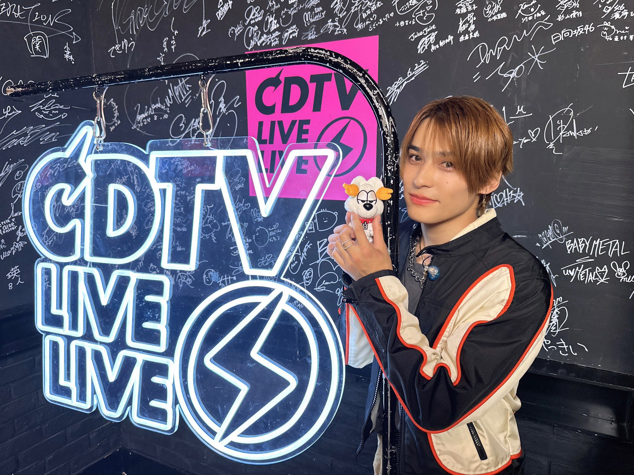 上村謙信 関哲汰 フォトグレイ 画像・写真 | 関哲汰、上村謙信に顎クイ＆後頭部ポンポン