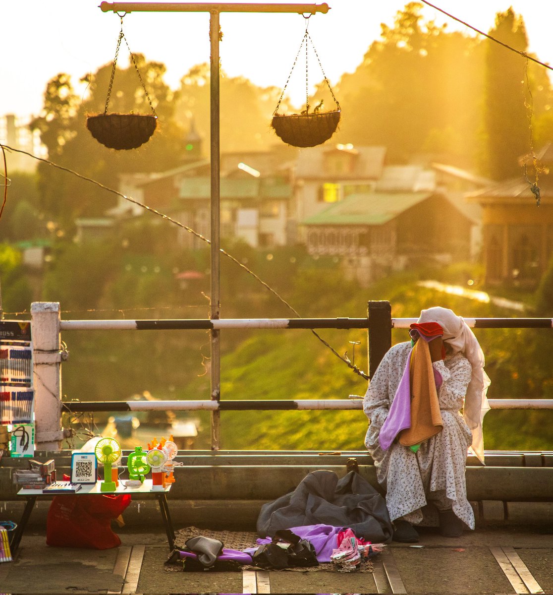 faisalbashirs's tweet image. A #Kashmiri #elderly #woman sells small #gadgets as she waits for #customers during a #hot #summer #evening in #Srinagar. #August, 2025. Photo by @faisalbashirs