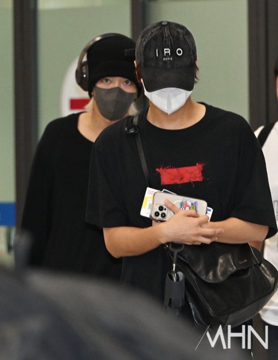 ทั้งวงกลับกันสองคนหรอ แกว่าเค้าจะคุยกันปะ 5555555 ขึ้นเครื่องต่างคนต่างหลับเลยมั้ง