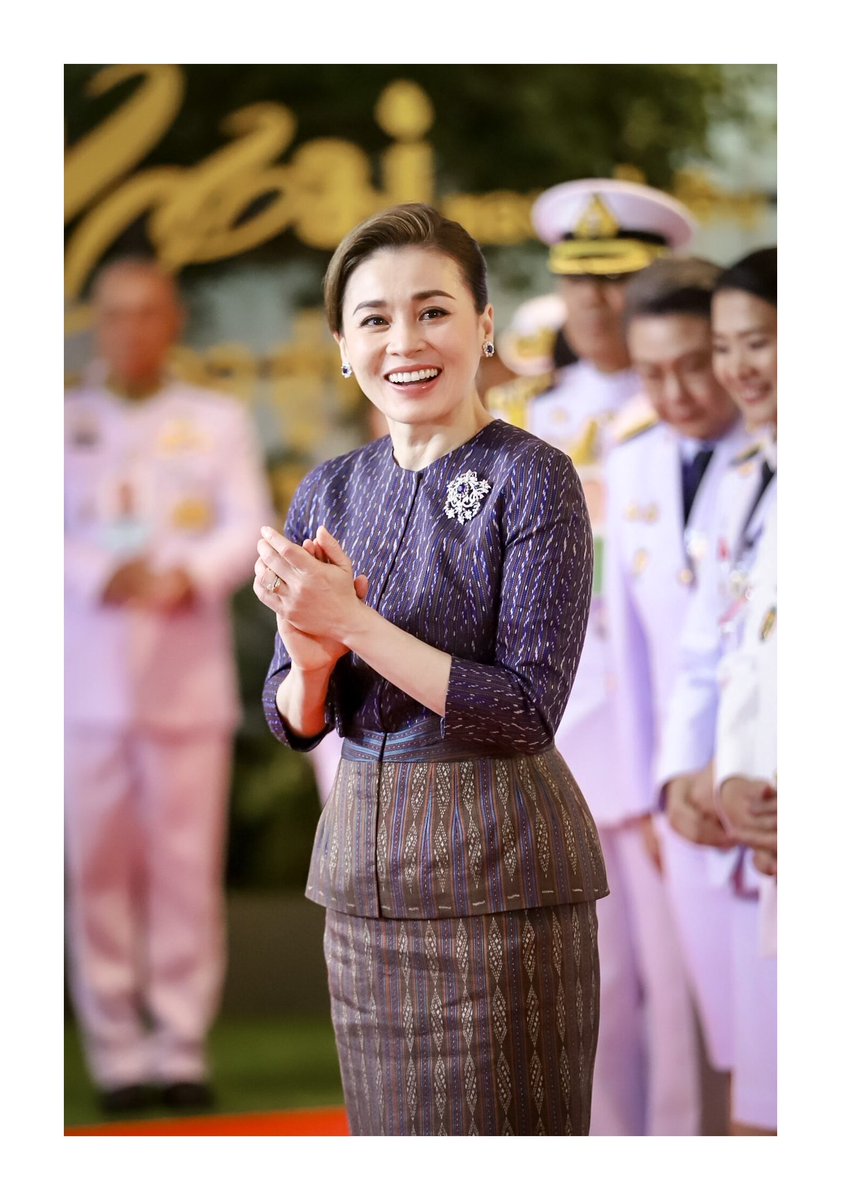 Saturn01S's tweet photo. สมเด็จพระนางเจ้าสุทิดา 
พัชรสุธาพิมลลักษณ พระบรมราชินี 💜🙏🏻

งามสมบรมราชินี👸🏻💜

#พระราชินีสุทิดา
#HMSV 
#QueenSuthida 
#ทรงพระเจริญ
#พระราชินีพลังบวก

ขอบคุณภาพจาก : พระลาน https://t.co/YphQoxQwir