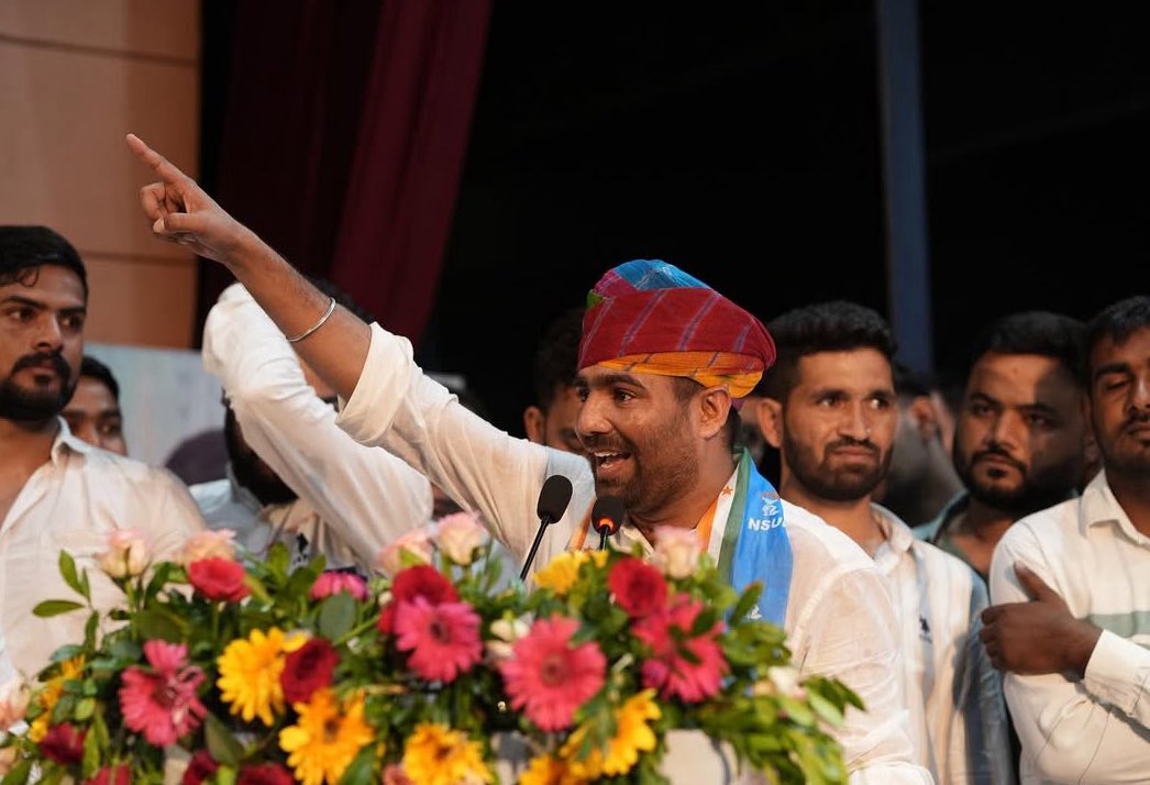 HemRaj Bhati(दूदू) (@hemrajbhati47) on Twitter photo छात्रसंघ चुनाव बहाली की मांग को लेके मुख्यमंत्री आवास का घेराव व विशाल प्रदर्शन।
दिनांक:-5 अगस्त 2025
समय:-प्रातः 10 बजे
स्थान:- शहीद स्मारक, पुलिस कमिश्नरेट, जयपुर
<a href="/nsui/">NSUI</a> <a href="/NSUIRajasthan/">NSUI Rajasthan</a> <a href="/SachinPilot/">Sachin Pilot</a> <a href="/VinodJakharIN/">VINOD JAKHAR</a> ✊🏻
#NSUI_मांगे_छात्रसंघ_चुनाव छात्रसंघ चुनाव बहाली की मांग को लेके मुख्यमंत्री आवास का घेराव व विशाल प्रदर्शन।
दिनांक:-5 अगस्त 2025
समय:-प्रातः 10 बजे
स्थान:- शहीद स्मारक, पुलिस कमिश्नरेट, जयपुर
<a href="/nsui/">NSUI</a> <a href="/NSUIRajasthan/">NSUI Rajasthan</a> <a href="/SachinPilot/">Sachin Pilot</a> <a href="/VinodJakharIN/">VINOD JAKHAR</a> ✊🏻
#NSUI_मांगे_छात्रसंघ_चुनाव