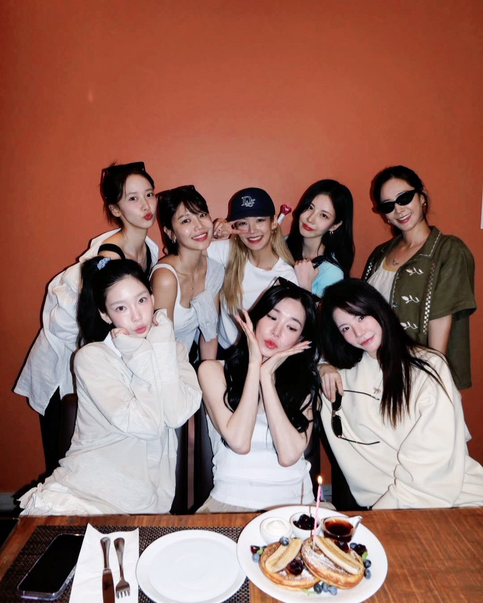 GG8_EDIT's tweet photo. 지소앞소영소💖
소시야 18주년 축하해🎂
#여전히_소녀시대
#18thLongLastingLoveWithSNSD https://t.co/QmtUv3hq6V