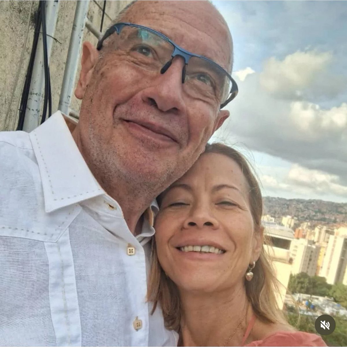 A medianoche partió a la eternidad Elías Santana. El dolor que produce su partida me confirma algo que debía ser de Perogrullo, aunque suela olvidarse al fragor de la batalla: que las coincidencias o diferencias políticas son una parte, no la totalidad, de lo que puede unirnos o