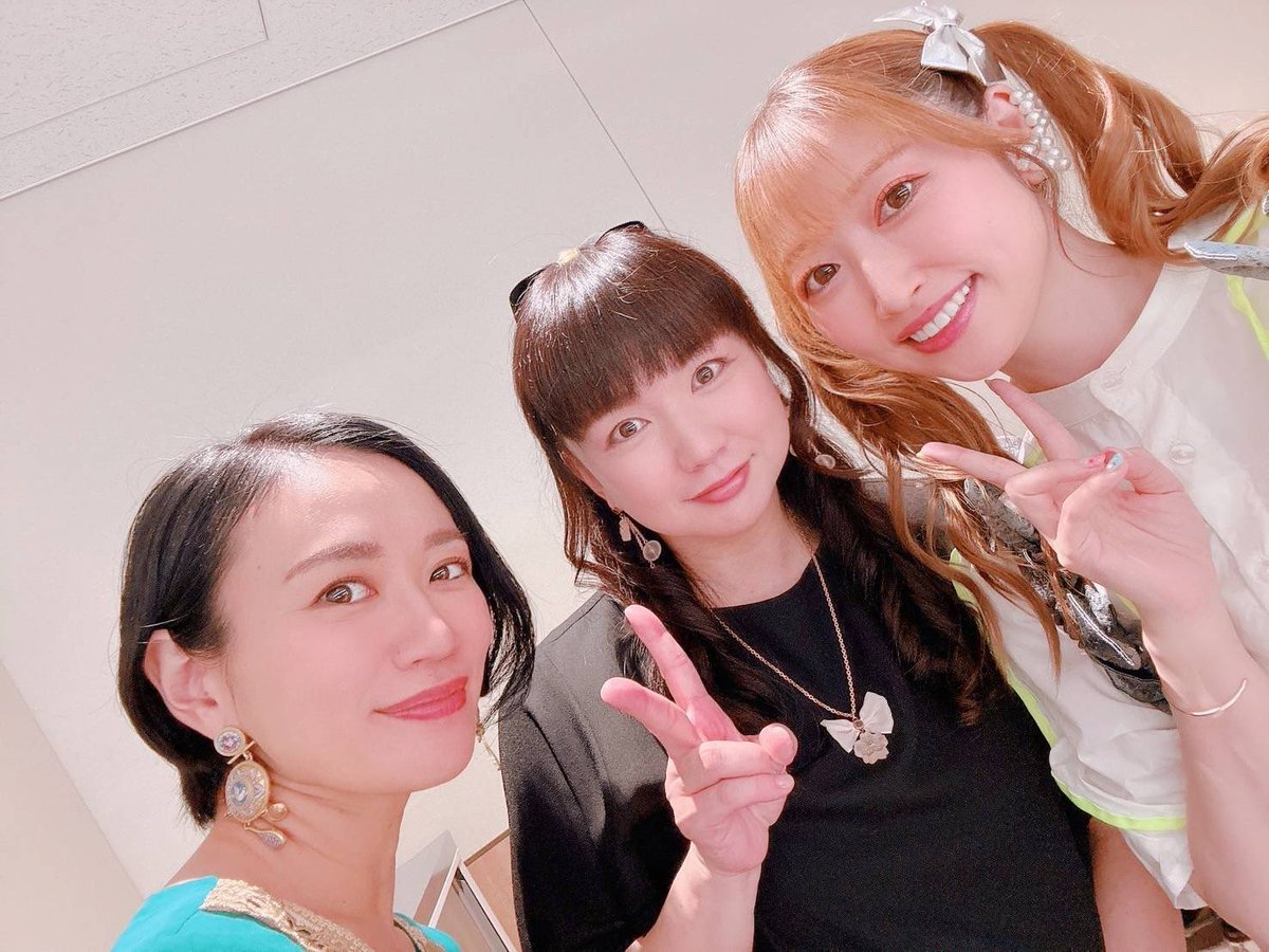 チーム「カラフルエブリデイ」
さくらさんと、五十嵐裕美ちゃん先生。
さくらさんとも、五十嵐ちゃんとも初ユニット🌟可愛い曲だー！
って浮かれて、忘れてた…。この曲が羊の皮を被った鬼曲である事をw実は難しいのよぉ。
三人で心を一つにして歌いました🎤
 #w_witch   #ミューフェス2025