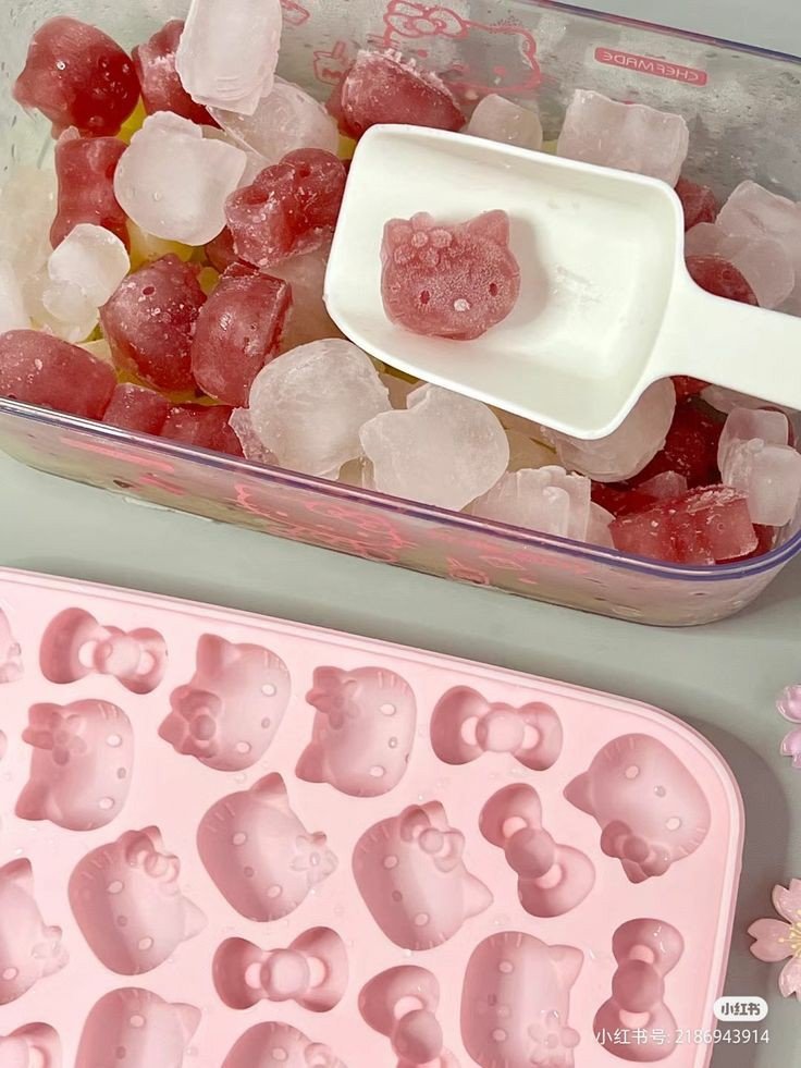 hello kitty-shaped ice