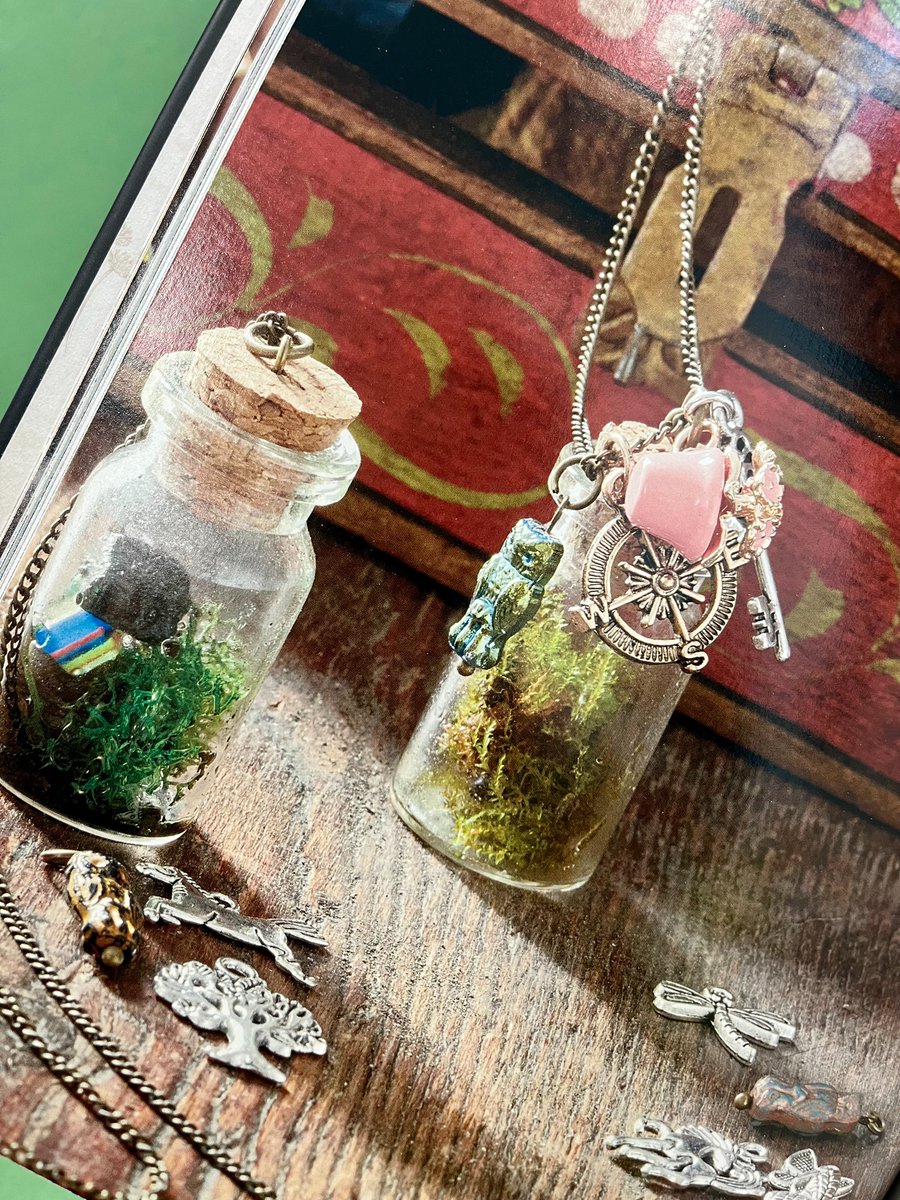 HUGINNMUNINNOFF's tweet photo. Pour celles et ceux qui se mettent à jardiner cet été, les meilleurs conseils de botanique magique se trouvent dans le guide officiel #HarryPotter 📖🍃

Cet ouvrage contient des conseils de jardinage, des instructions pour créer des terrariums et d’autres activités manuelles ! https://t.co/QtWQmqfLEs