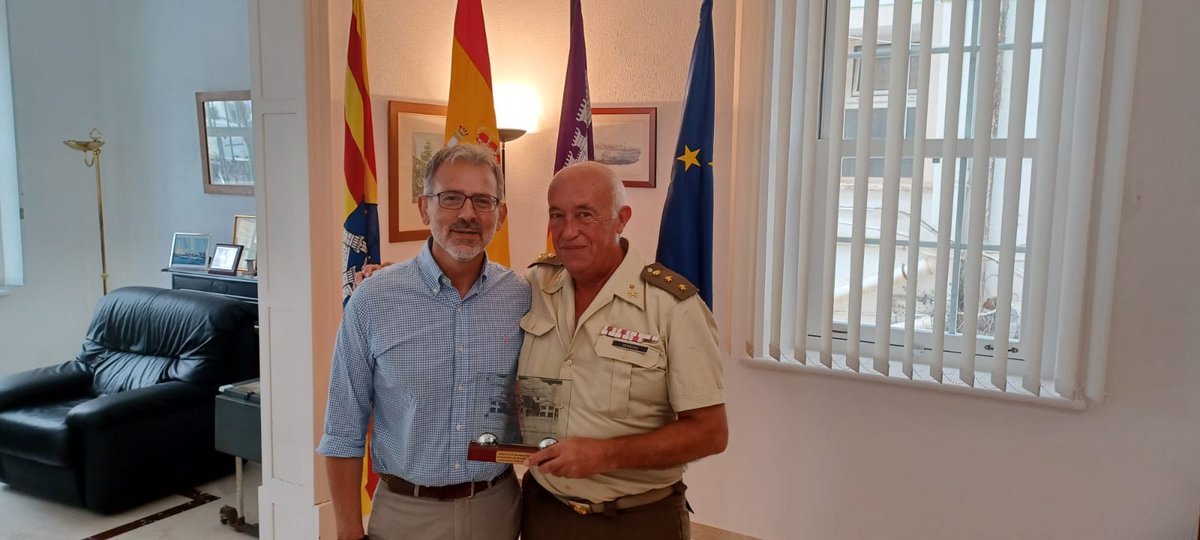El director en funciones de la DIAGE de Menorca, Xavier Patiño, ha entregado una placa conmemorativa al coronel Víctor M. Herrero, quien ha presidido la Comisión Permanente del Consorcio de La Mola y que ahora pasa a situación de retiro