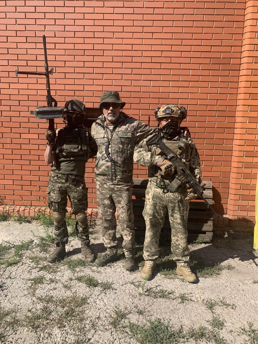 El <a href="/Simonovis/">Iván Simonovis</a> hablando paja, estafando con gofundme y promoviendo mercenarios con irresponsabilidad para “liberarnos” por un lado y por el otro <a href="/EsResistencia/">Batallón Bolívar</a> luchando en el frente más caliente del mundo en contra del enemigo común y aliado de Maduro que es Rusia y promoviendo