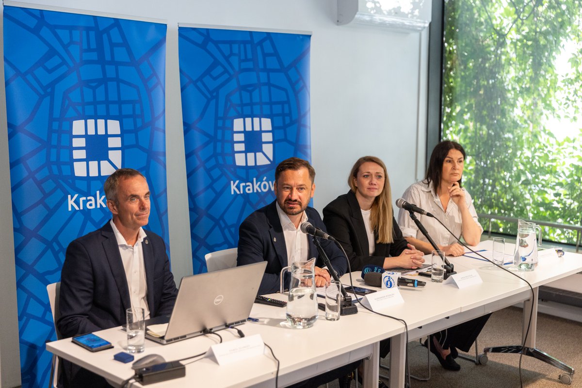 krakow_pl's tweet photo. #Krakow #MKrakow #MiejskaAplikacja #apka
#AplikacjaMKrakow
Najnowsza wersja aplikacji mKraków, wzbogacona o kolejne funkcjonalności została zaprezentowana dziś na konferencji prasowej. Dzięki apce użytkownicy będą mogli https://t.co/iCphpaUt9t. opłacić parking w Obszarze Płatnego Parkowania - ze zniżką dla posiadaczy Karty Krakowskiej oraz bez zniżki, skorzystać z rozkładów jazdy komunikacji miejskiej a także współdecydować o najważniejszych sprawach Krakowa.
📷 Bogusław Świerzowski/kraków.pl
