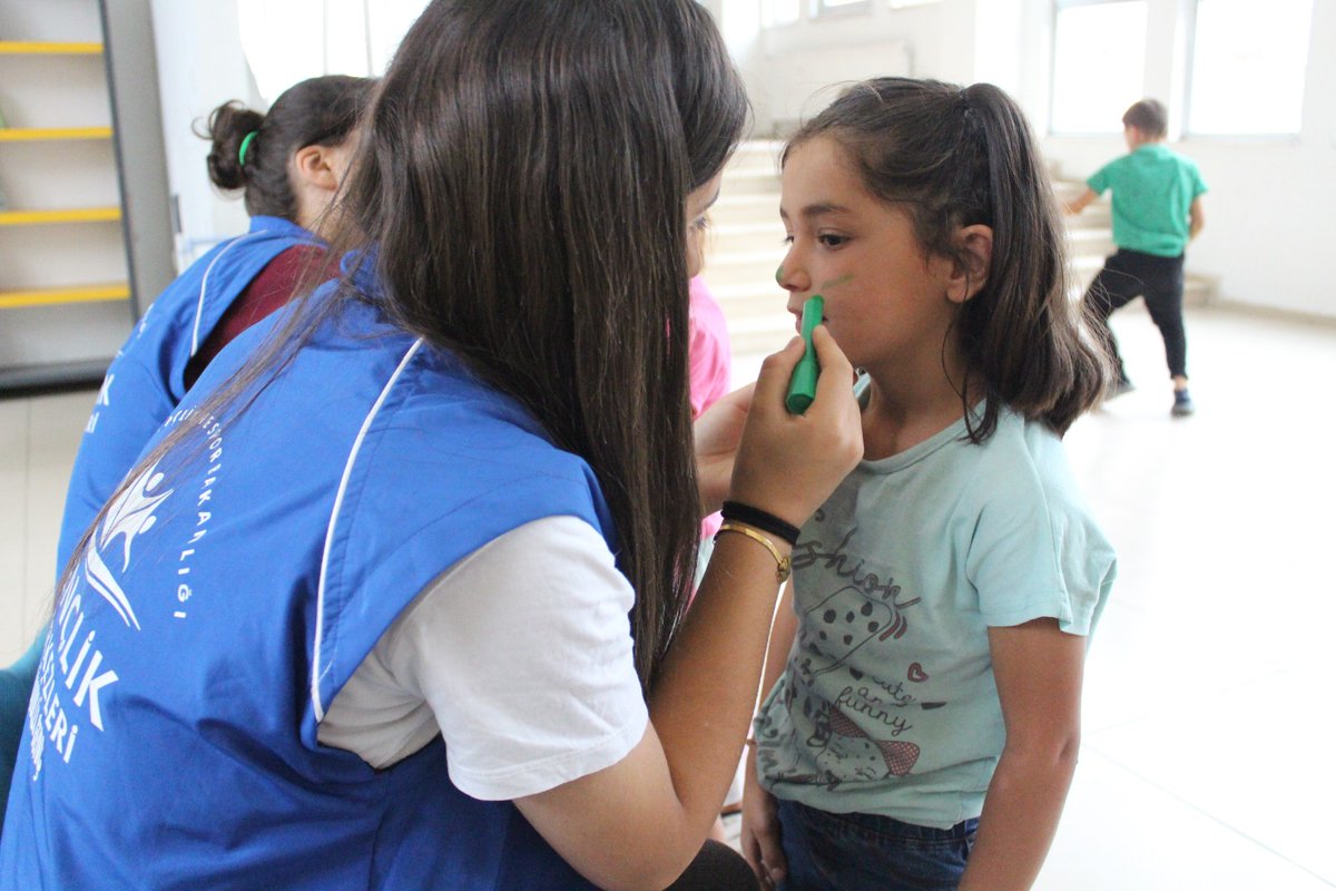 Gençlik Merkezimiz bugün yine dopdolu ve hareketliydi! 🎉
İp atlayarak enerjimizi attık, ardından yüz boyama etkinliğiyle rengârenk anlar yaşadık 🎨🤸‍♀️🌈