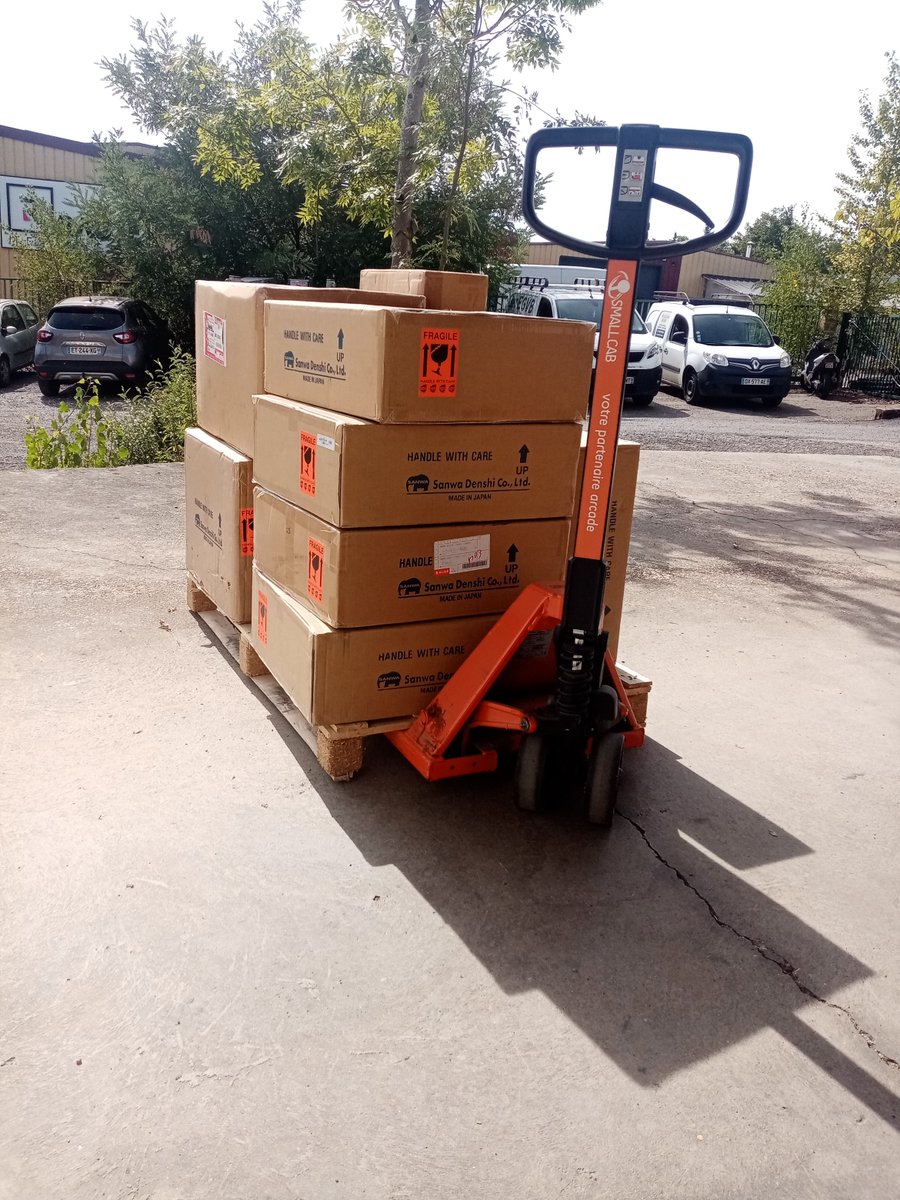 Receiving a pallet of <a href="/sanwadenshi/">三和電子株式会社</a>  Made in Japan products 
smallcab.net/sanwa-denshi-m… 
We import directly from Japan, not from China, where copies are common.