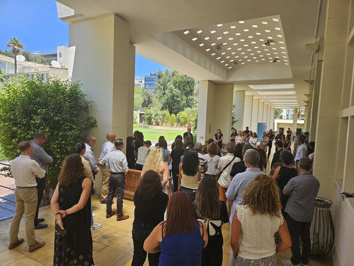 #4août: L'Ambassadeur <a href="/Herve_Magro/">Hervé Magro</a> &amp; les agents de l'Ambassade ont observé une minute de silence en mémoire des victimes de l'explosion.

Pensée émue à leurs proches, aux blessés &amp; aux survivants de cette tragédie.

وقف السفير هيرفي ماغرو وموظفو السفارة دقيقة صمت تخليدًا لذكرى