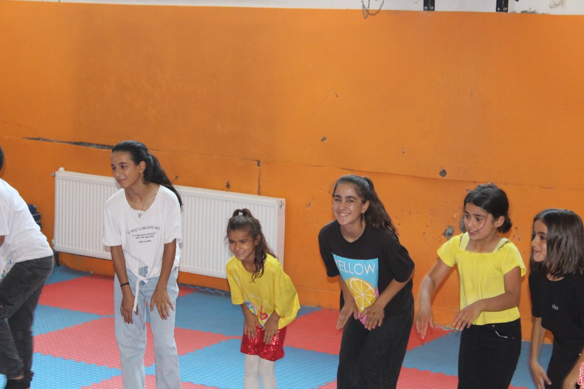 Merkezimizde bugün yine dopdolu ve renkli anlar yaşadık! 🎉
Çuval yarışıyla eğlenceye başladık, birbirinden keyifli oyunlarla devam ettik 🤸‍♀️
Günün sonunda ise kapanış partimizle unutulmaz anlar yaşadık 🎈🎶🍭
