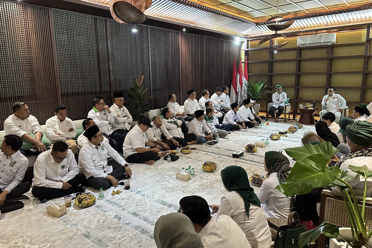 Dipimpin langsung oleh Ketua Umum Gus <a href="/cakimiNOW/">A Muhaimin Iskandar</a> dan Sekjen <a href="/EmHasanuddin/">M Hasanuddin Wahid</a>, seluruh pengurus DPP PKB hadir lengkap dalam rapat konsolidasi. Agenda ini jadi langkah penting memperkuat struktur dan strategi politik menuju 2025.

<a href="/hanifdhakiri/">MHD</a> 
<a href="/Jazilul_Fawaid/">Jazilul Fawaid</a> 
<a href="/masbams70/">Bambang Susanto</a>