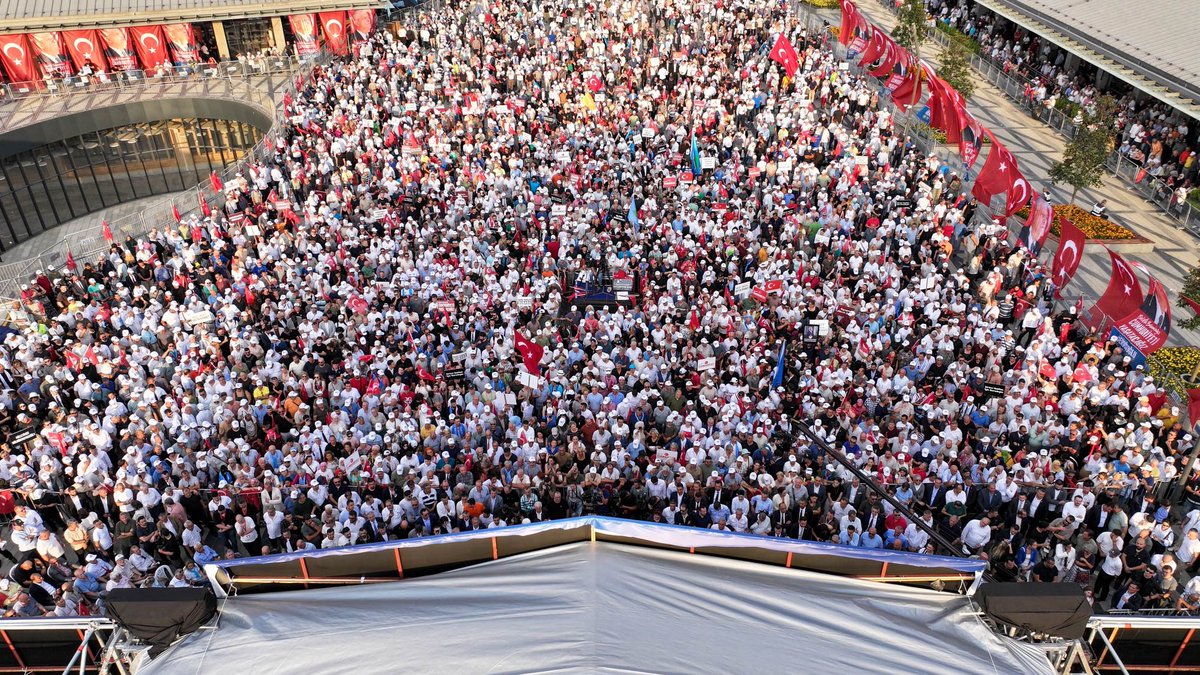 “İstiklal ve Hürriyet” diye haykıran,
Cumhuriyetine ve millî kimliğine sahip çıkan,
Dosta güven, düşmana korku salan aziz milletimize,
Onur konuğumuz Şehit Aileleri ve Gazi’lerimize şükranlarımızı sunuyoruz.

Osmangazi Meydanı’nı, “Birinci Vazifem” diyerek alanı dolduran “Çılgın